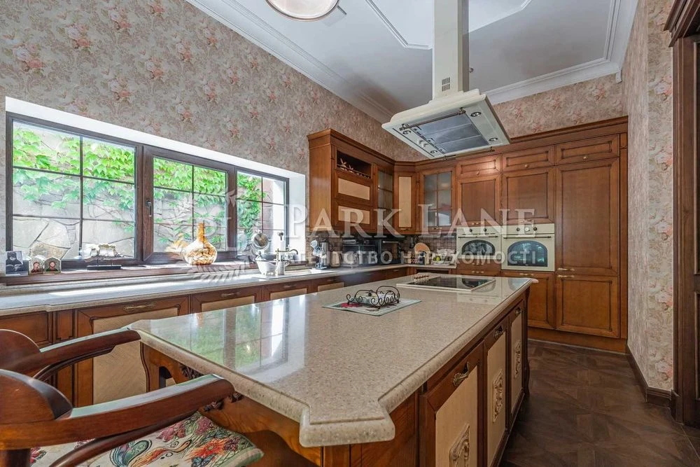 Будинок, який будувався для себе. Тихий центр міста | 292 м²