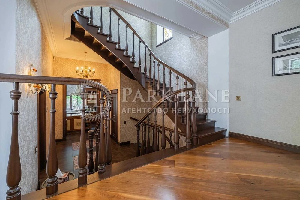 Будинок, який будувався для себе. Тихий центр міста | 292 м²