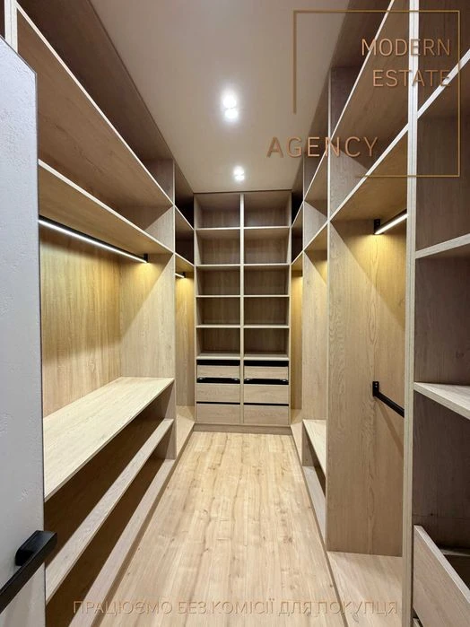 Новий будинок з ремонтом м.Київ, 180 м2, 5 хвилин до метро Ж