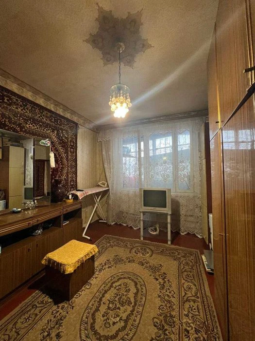 Selling a 3-room apartment at Traktorostroiteley 63 TRK Ukraine Certificate