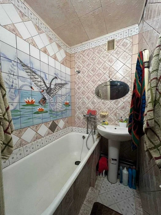Selling a 3-room apartment at Traktorostroiteley 63 TRK Ukraine Certificate