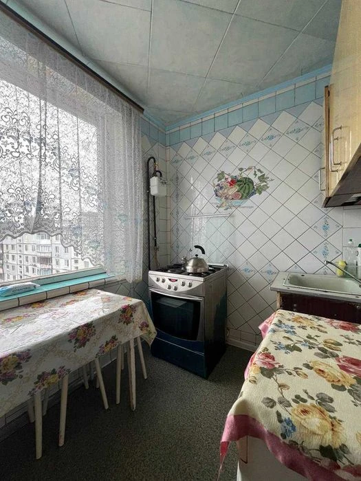 Selling a 3-room apartment at Traktorostroiteley 63 TRK Ukraine Certificate
