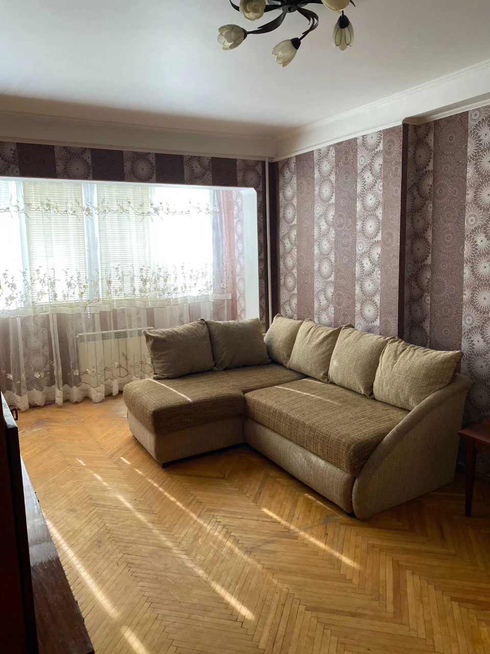 Пропонується трикімнатна квартира поруч з метро Лівобережна,