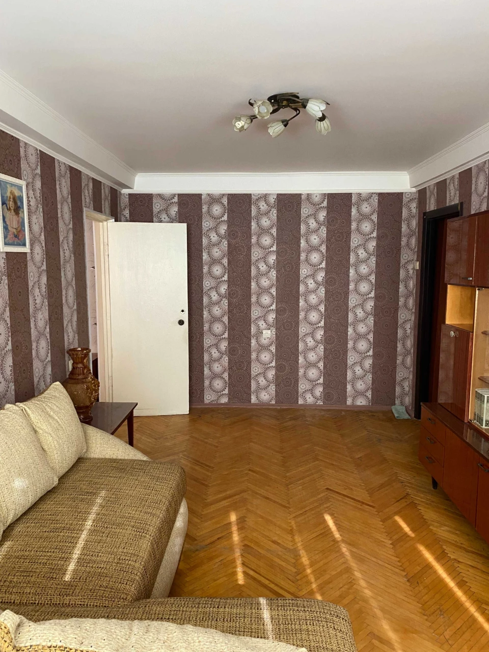 Пропонується трикімнатна квартира поруч з метро Лівобережна,