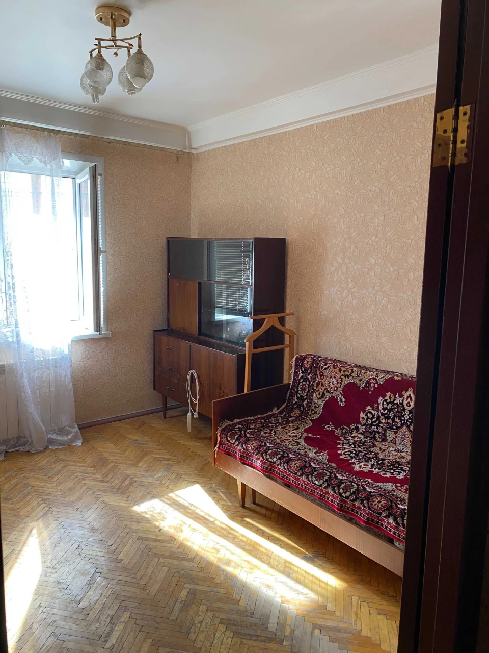 Пропонується трикімнатна квартира поруч з метро Лівобережна,