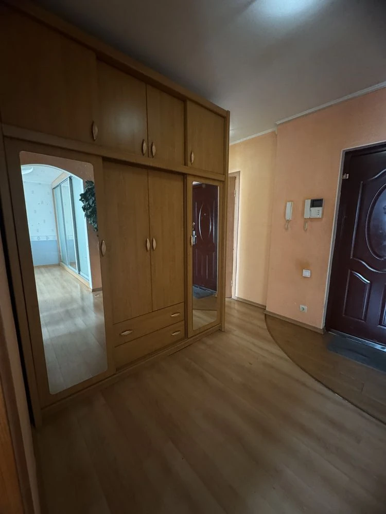 3-х кімнатна в гарному стані в цегляному будинку на Парковій