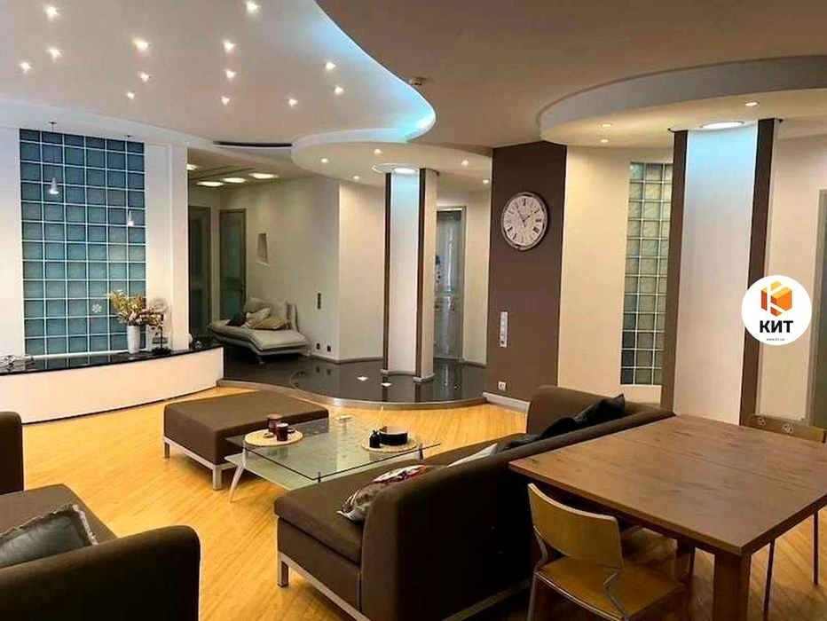 4 rooms, 160m2, Center (18 Lermontovskaya St., Yaroslav the Wise metro station)