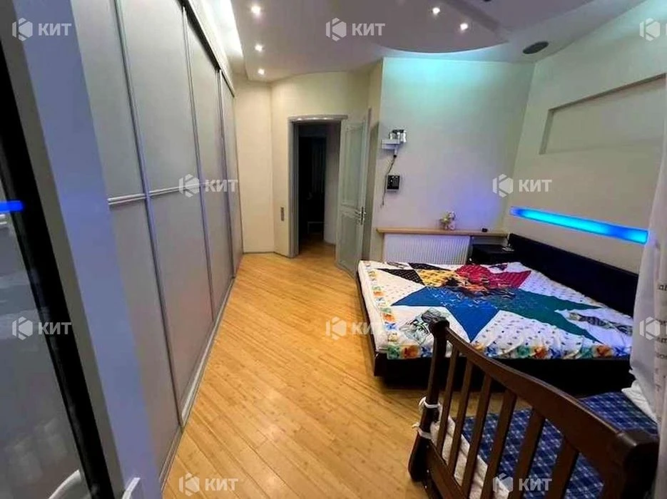 4 rooms, 160m2, Center (18 Lermontovskaya St., Yaroslav the Wise metro station)