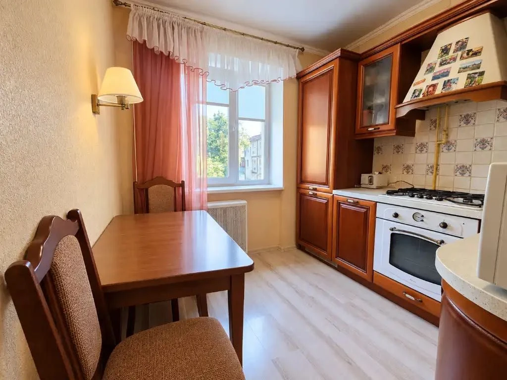 Продам затишну 3-к квартиру пр-т Богдана Хмельницького, 12Г