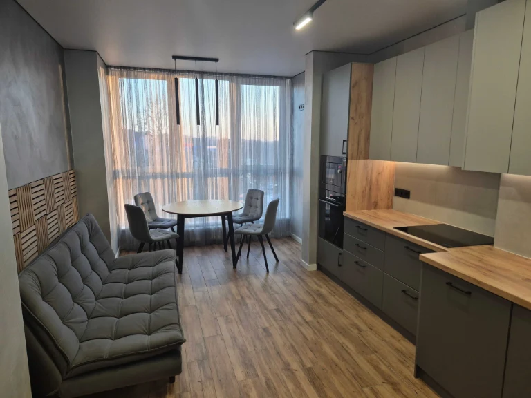 1-кімнатна квартира з коморою в ЖК Листопад 49 кв м від влас