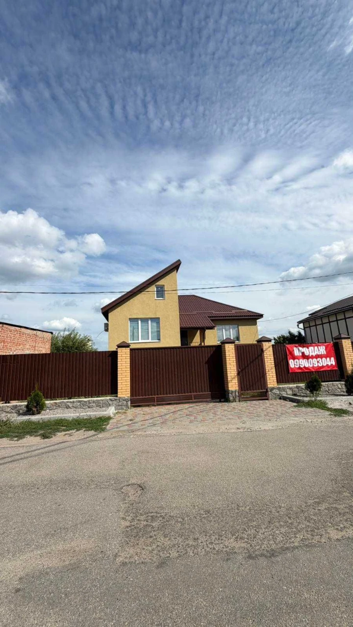 Продаж двоповерхового будинку у мікрорайоні Яр