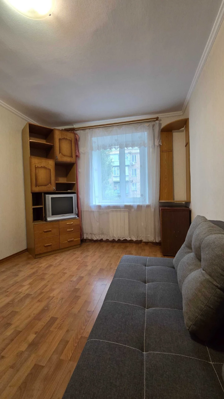 Продаж однокімнатної квартири, вул. Салютна, метро Нивки