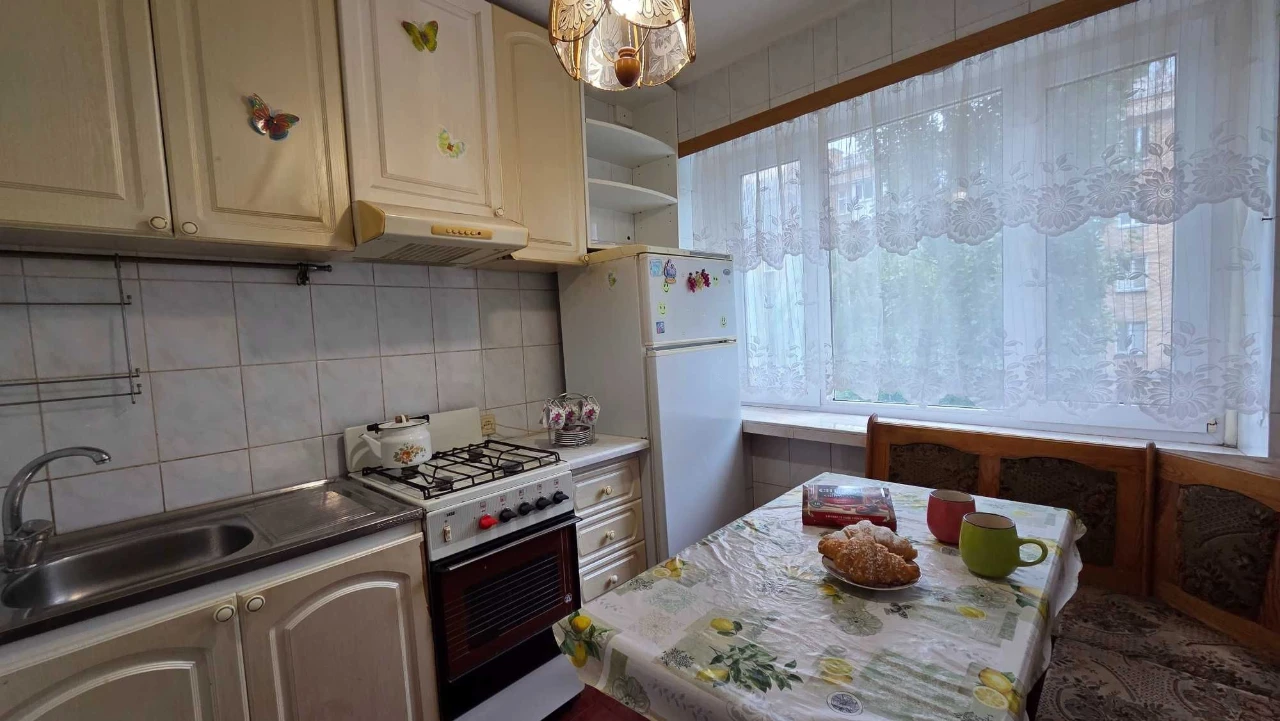 Продаж однокімнатної квартири, вул. Салютна, метро Нивки