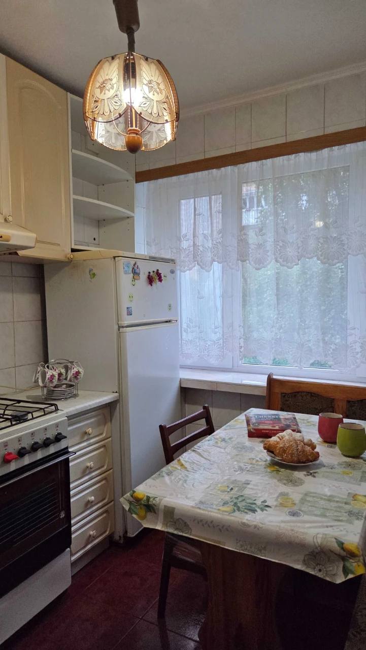 Продаж однокімнатної квартири, вул. Салютна, метро Нивки