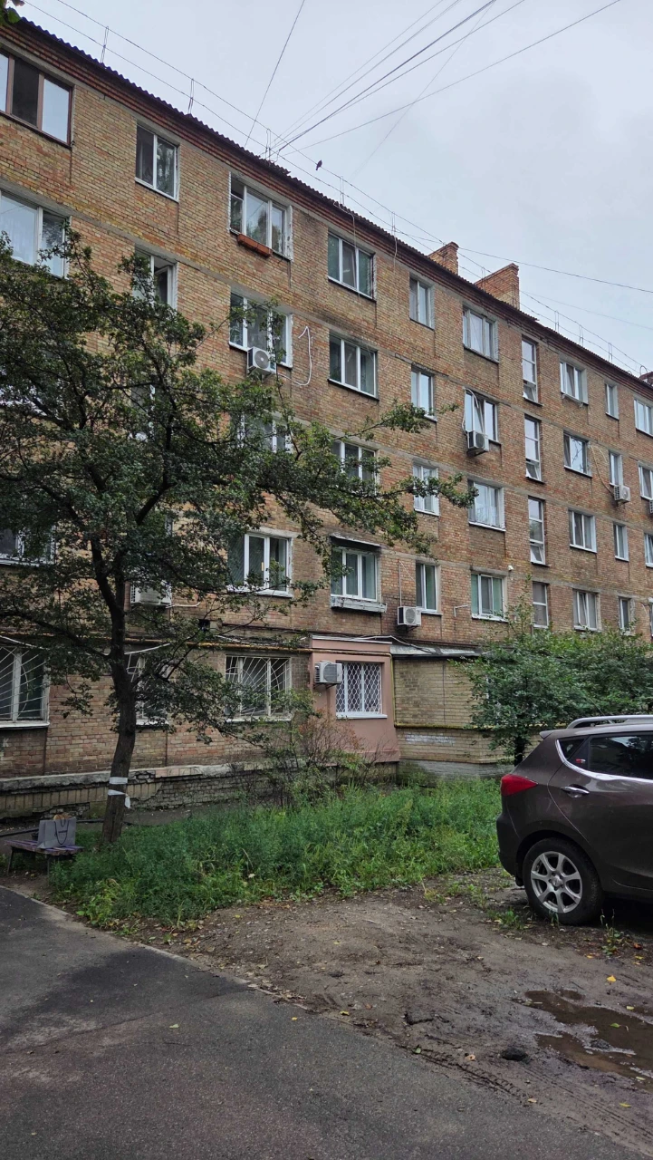 Продаж однокімнатної квартири, вул. Салютна, метро Нивки