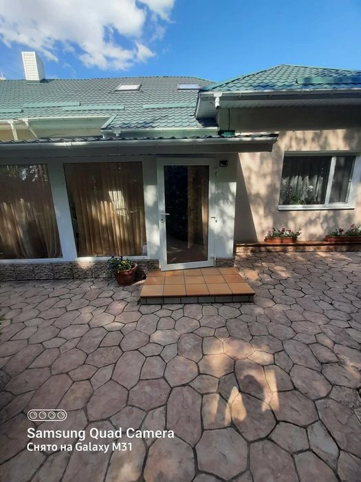 I will sell a cozy cottage on the Right Bank on Vesnina Street.