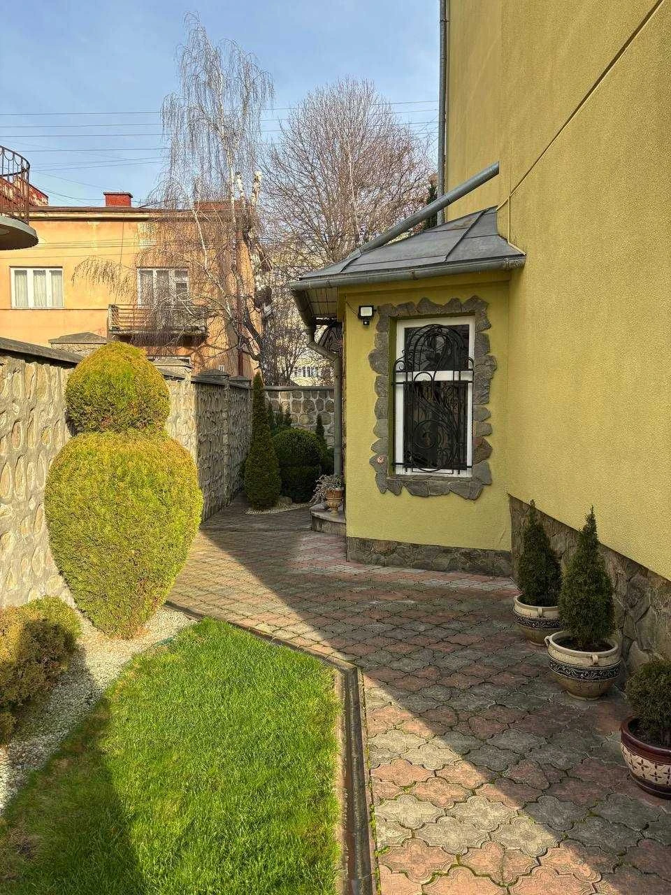 Продається унікальний триповерховий польський особняк!