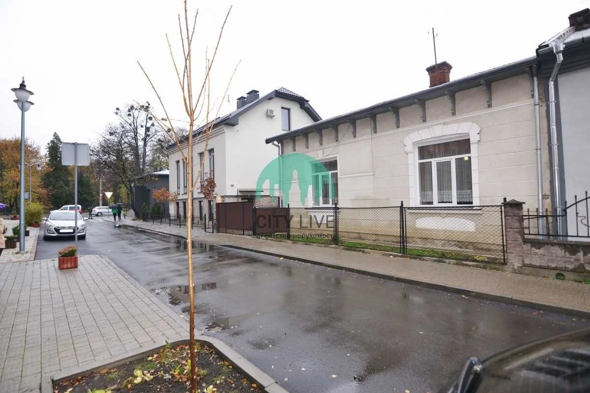 Будинок в центрі міста з земельною ділянкою! Під житло чи бі