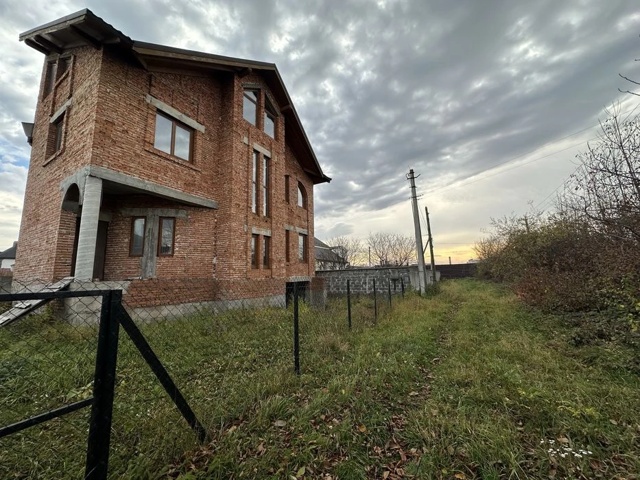 Продам будинок в місті 275м2, 6 сот, є всі комунікації міськ