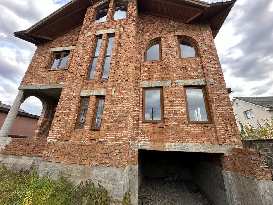 Продам будинок в місті 275м2, 6 сот, є всі комунікації міськ