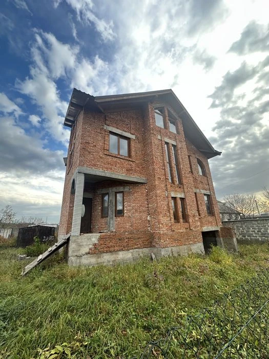 Продам будинок в місті 275м2, 6 сот, є всі комунікації міськ