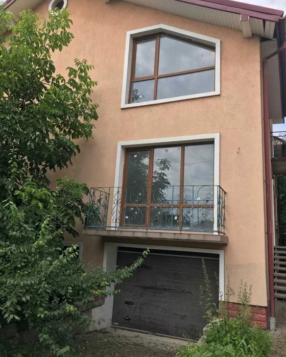 Продам півособняк в центрі міста