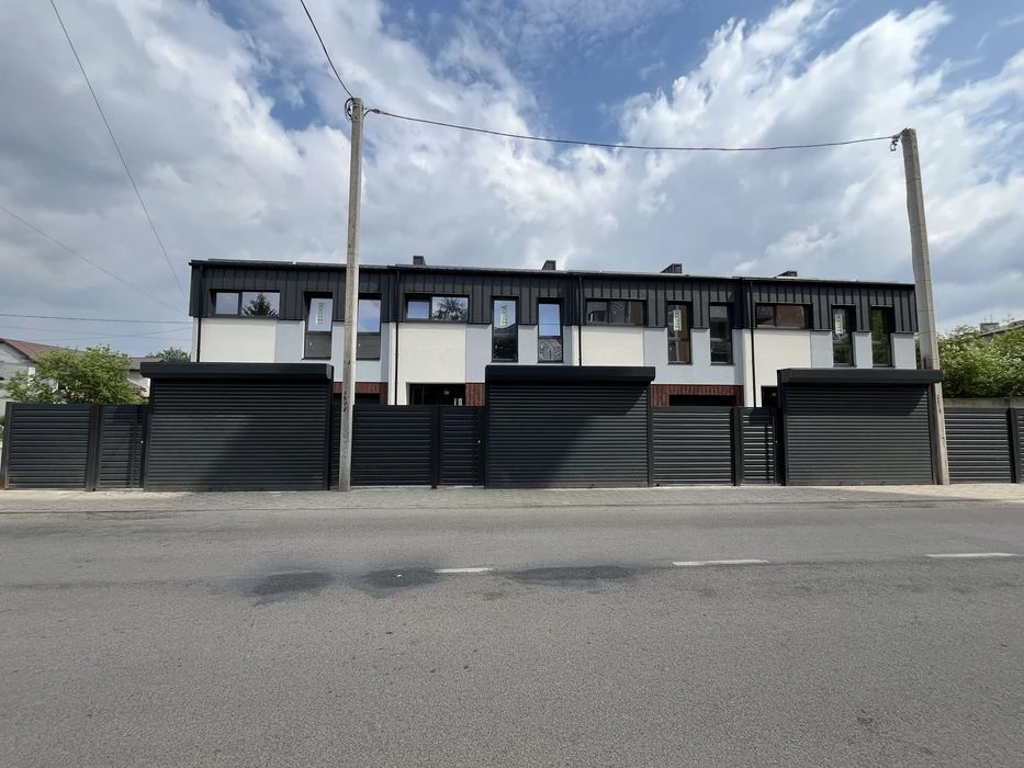 Продаж таунхауса  155 м2  в центральні частині міста. Закрит