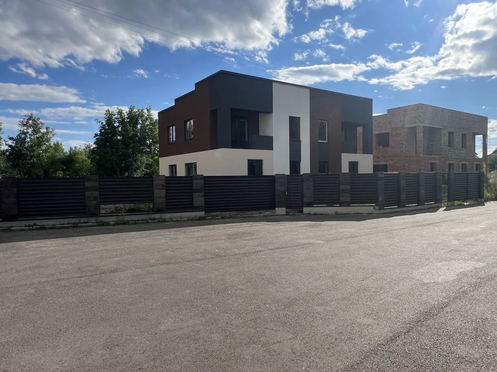 Продаж :будинків ,котеджів  (дуплекси)