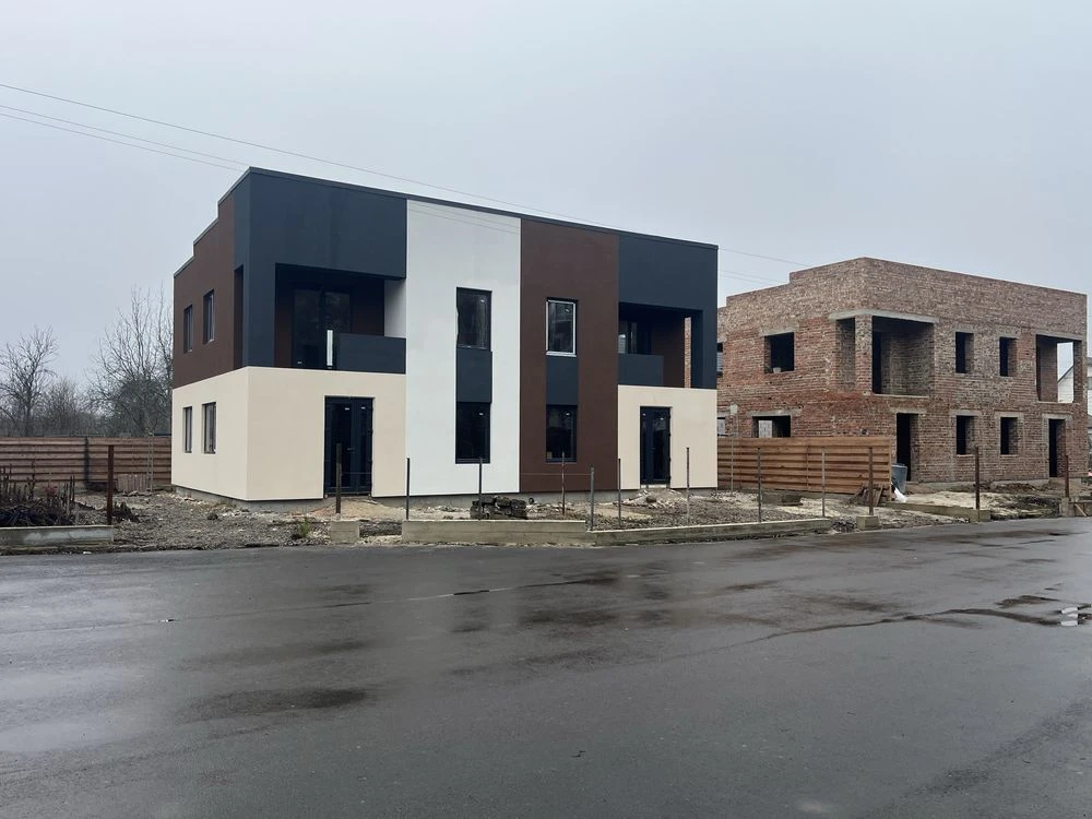 Продаж :будинків ,котеджів  (дуплекси)