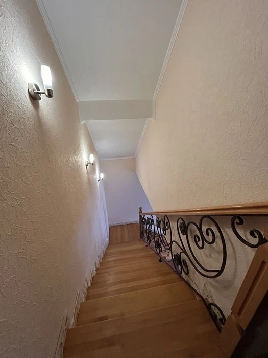 Продаж котеджу з готовим бізнесом