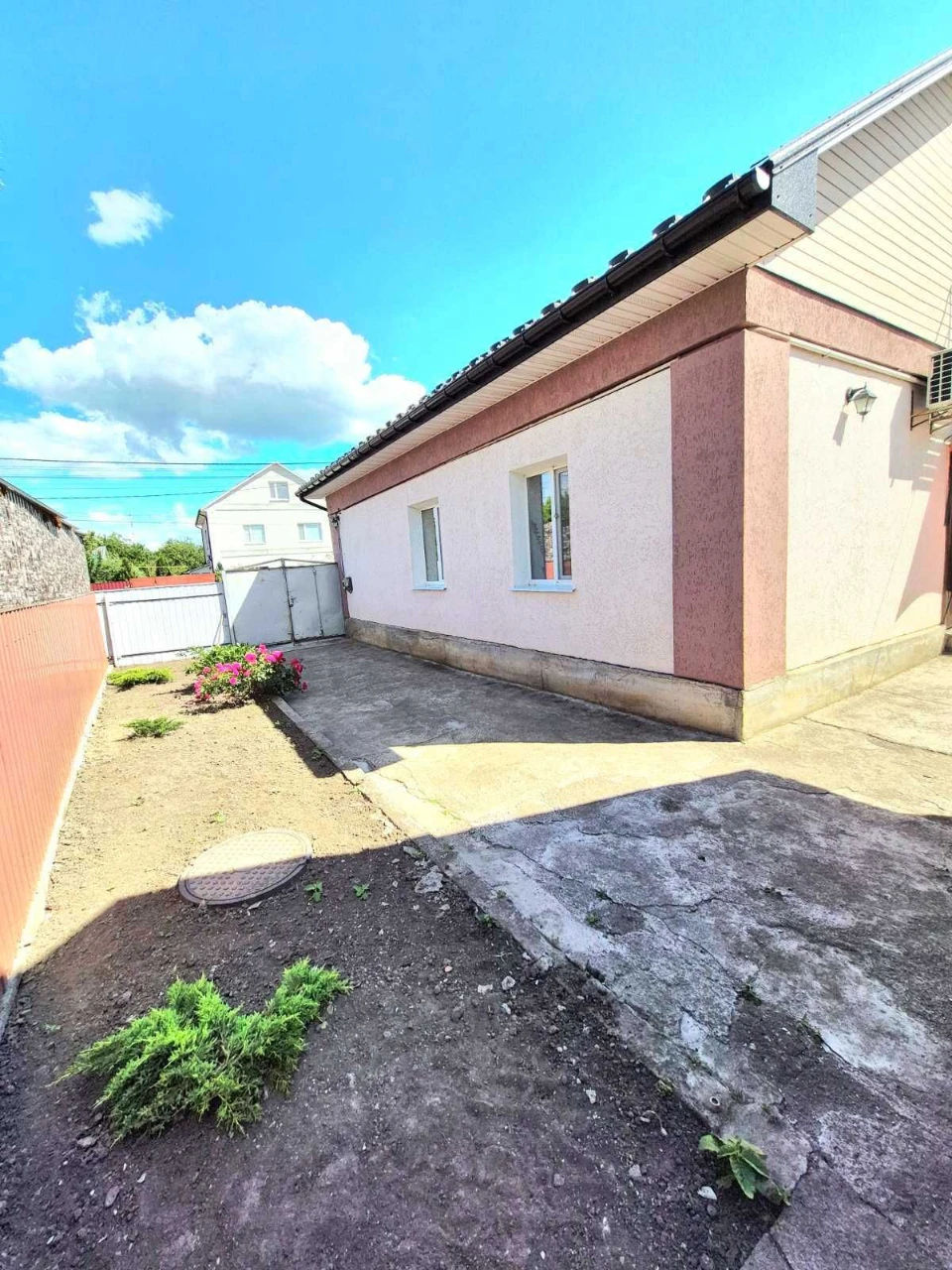 Продам добротний будинок, р-н Олексіївки в зручній локації м