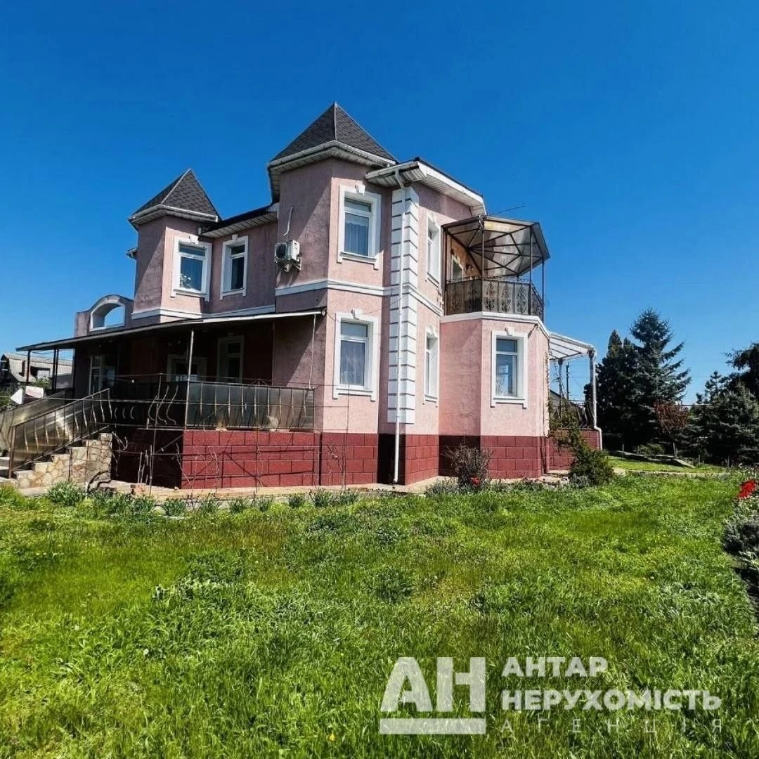 Продається просторий двоповерховий будинок в Кропивницькому,