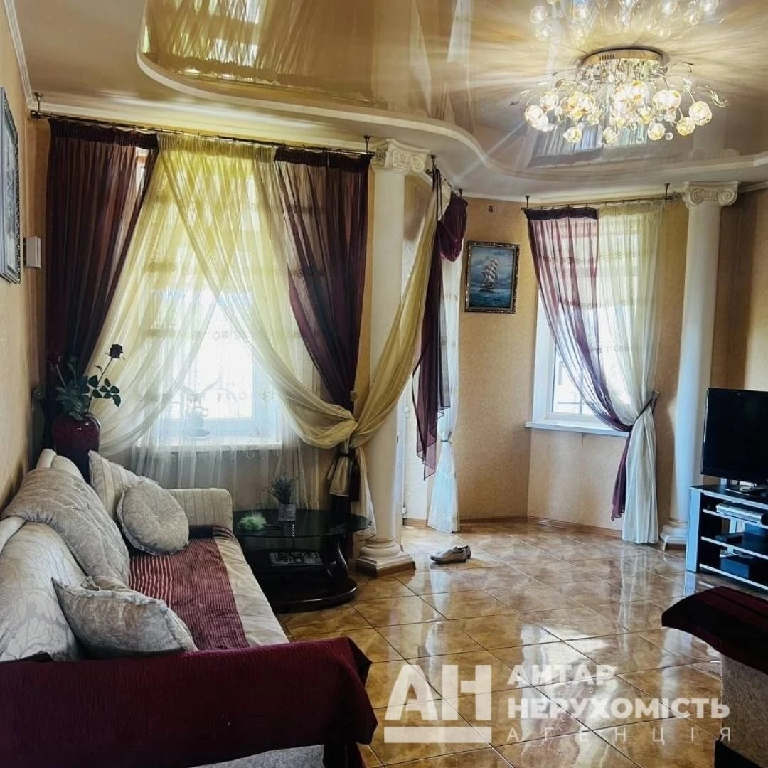 Продається просторий двоповерховий будинок в Кропивницькому,