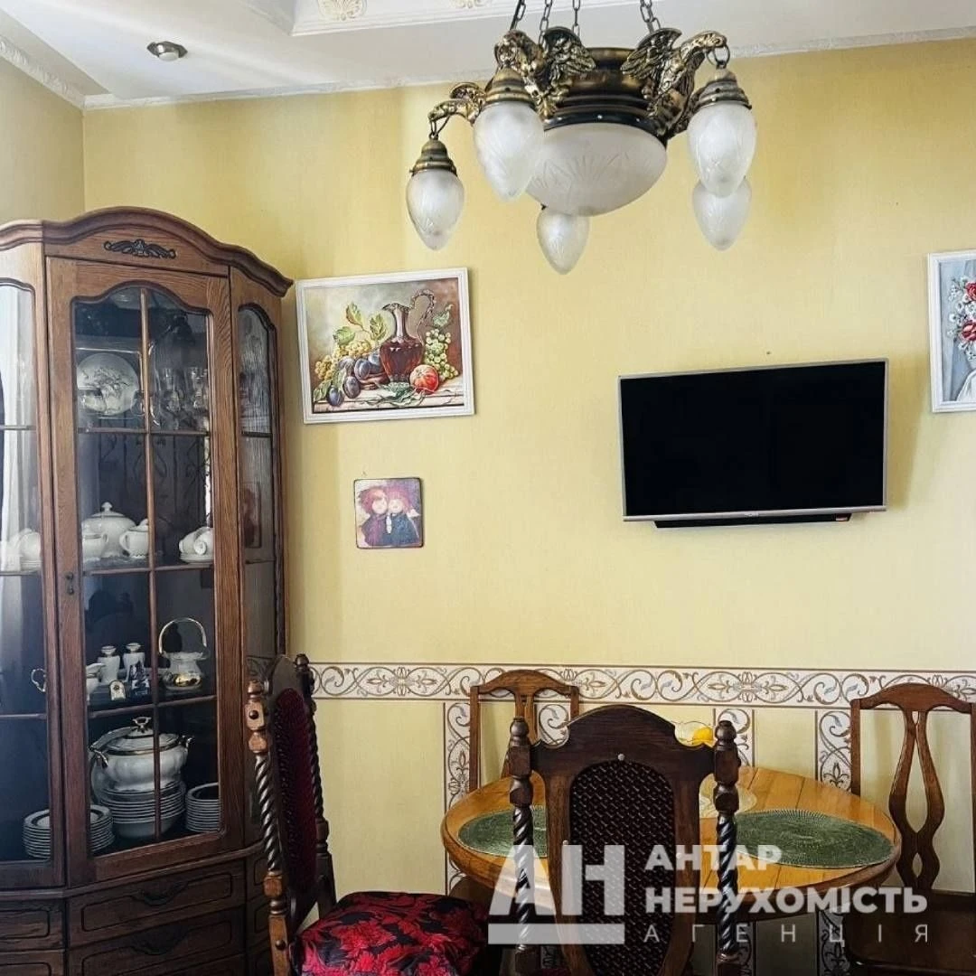 Продається просторий двоповерховий будинок в Кропивницькому,