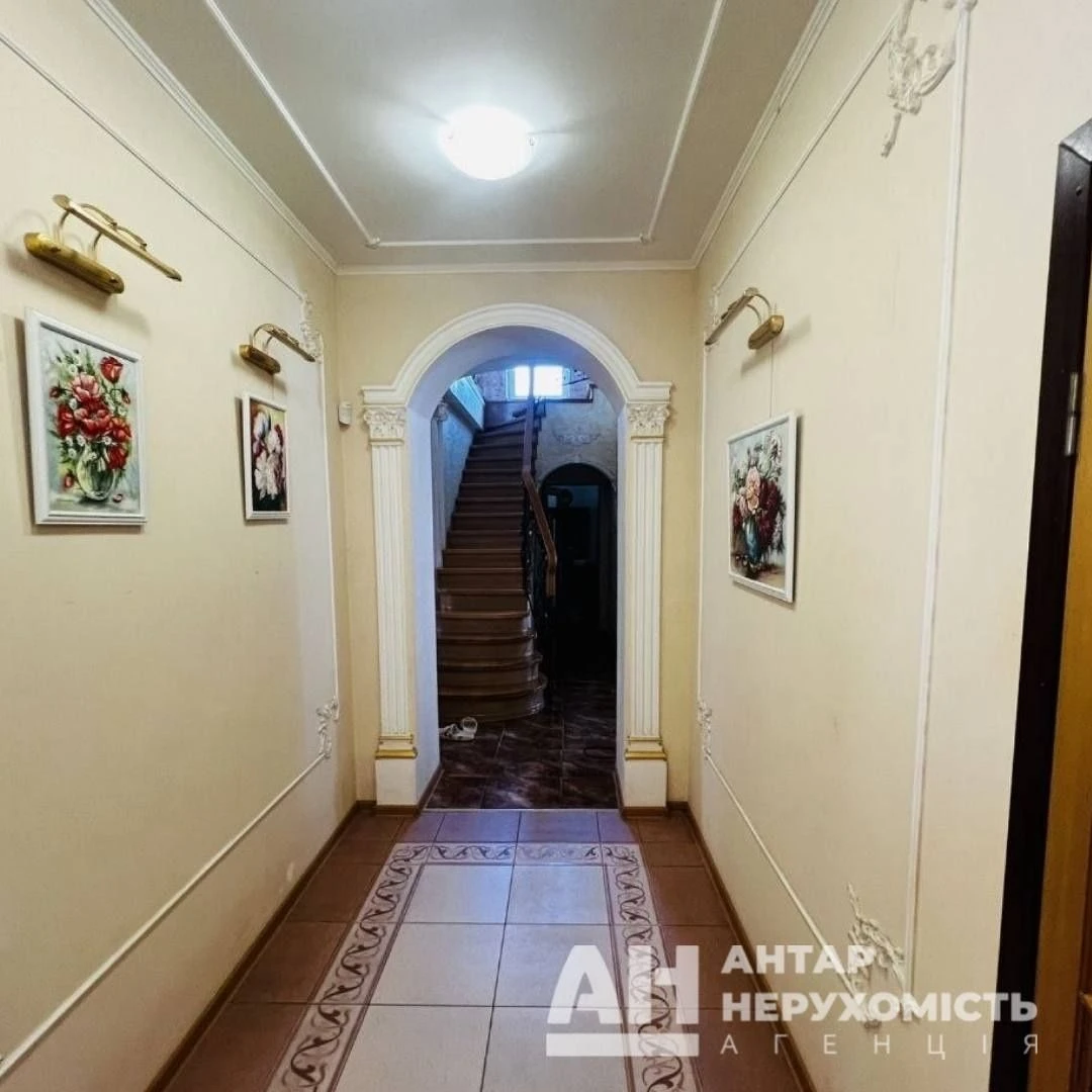 Продається просторий двоповерховий будинок в Кропивницькому,