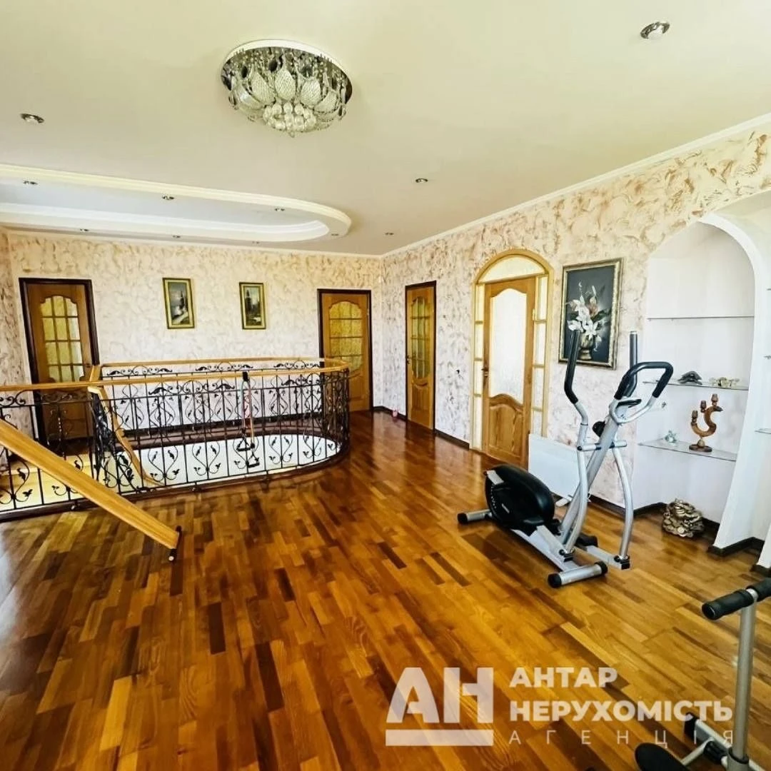 Продається просторий двоповерховий будинок в Кропивницькому,