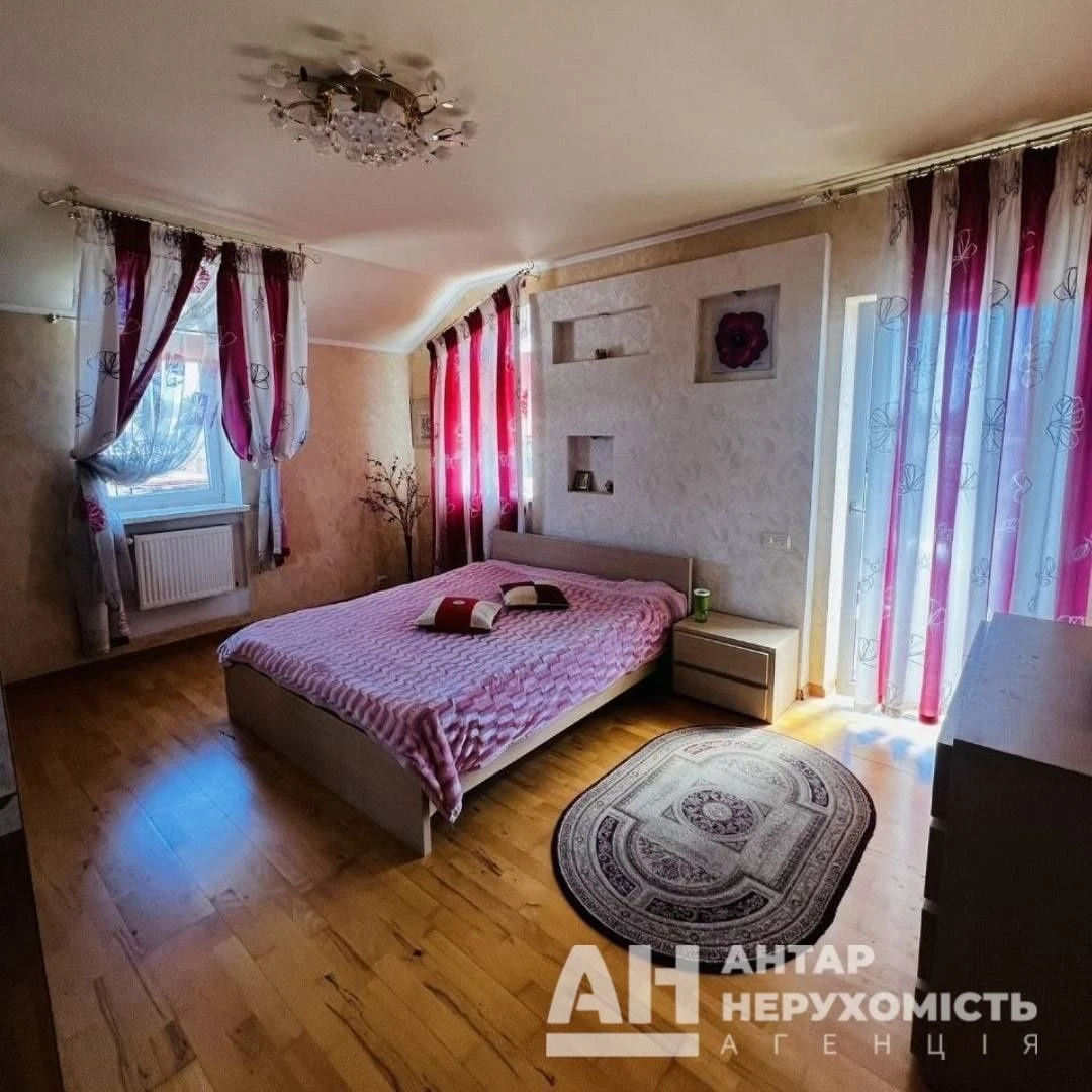 Продається просторий двоповерховий будинок в Кропивницькому,