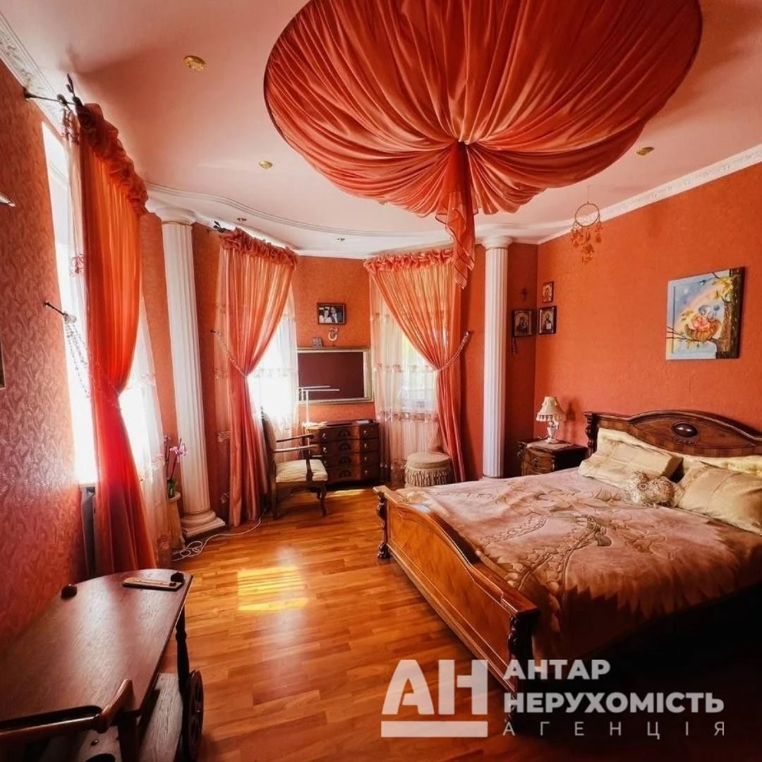 Продається просторий двоповерховий будинок в Кропивницькому,