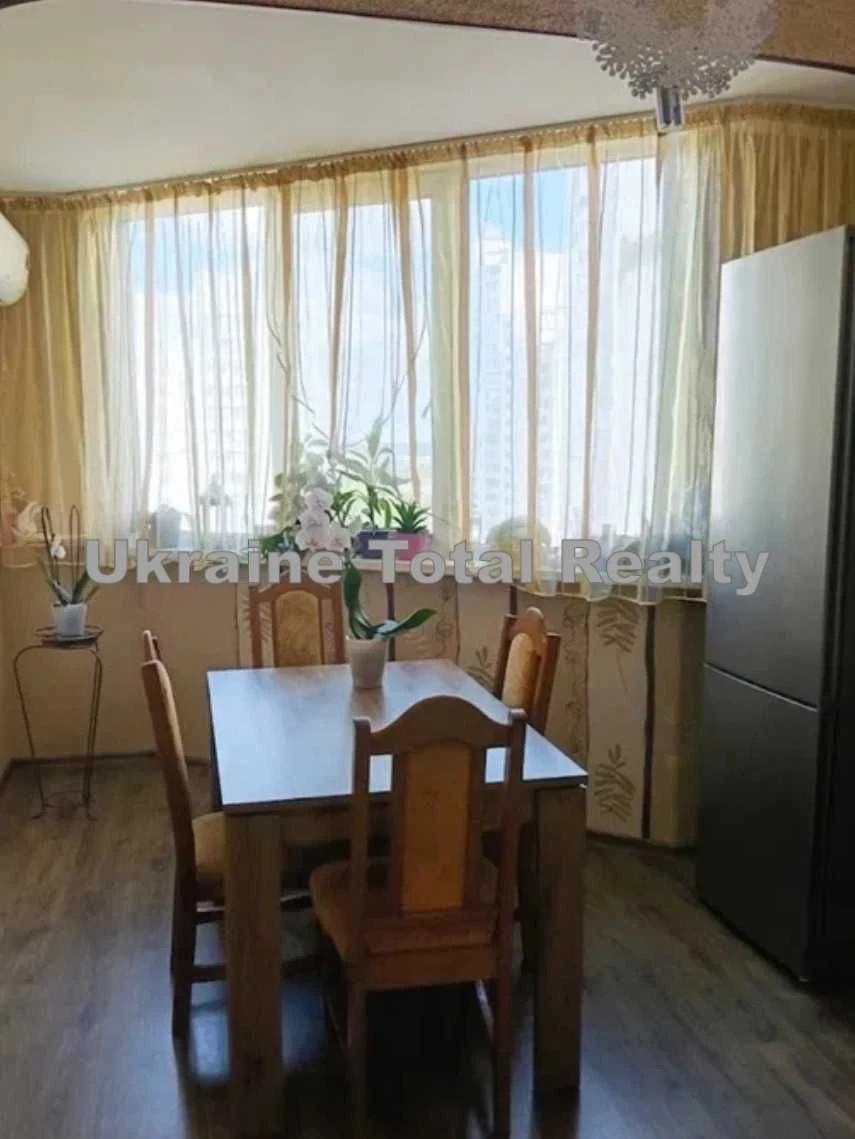 ТРОЕЩИНА! Велика 3 кімнатна квартира 102м2 з ремонтом! Вулиц
