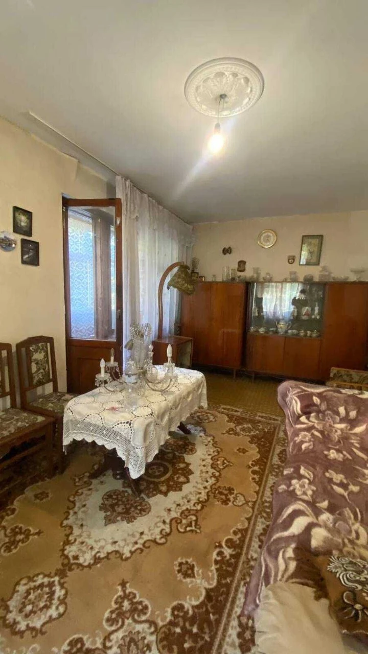 2-кімнатна квартира з лоджією площею 9 кв. м та нестандартни