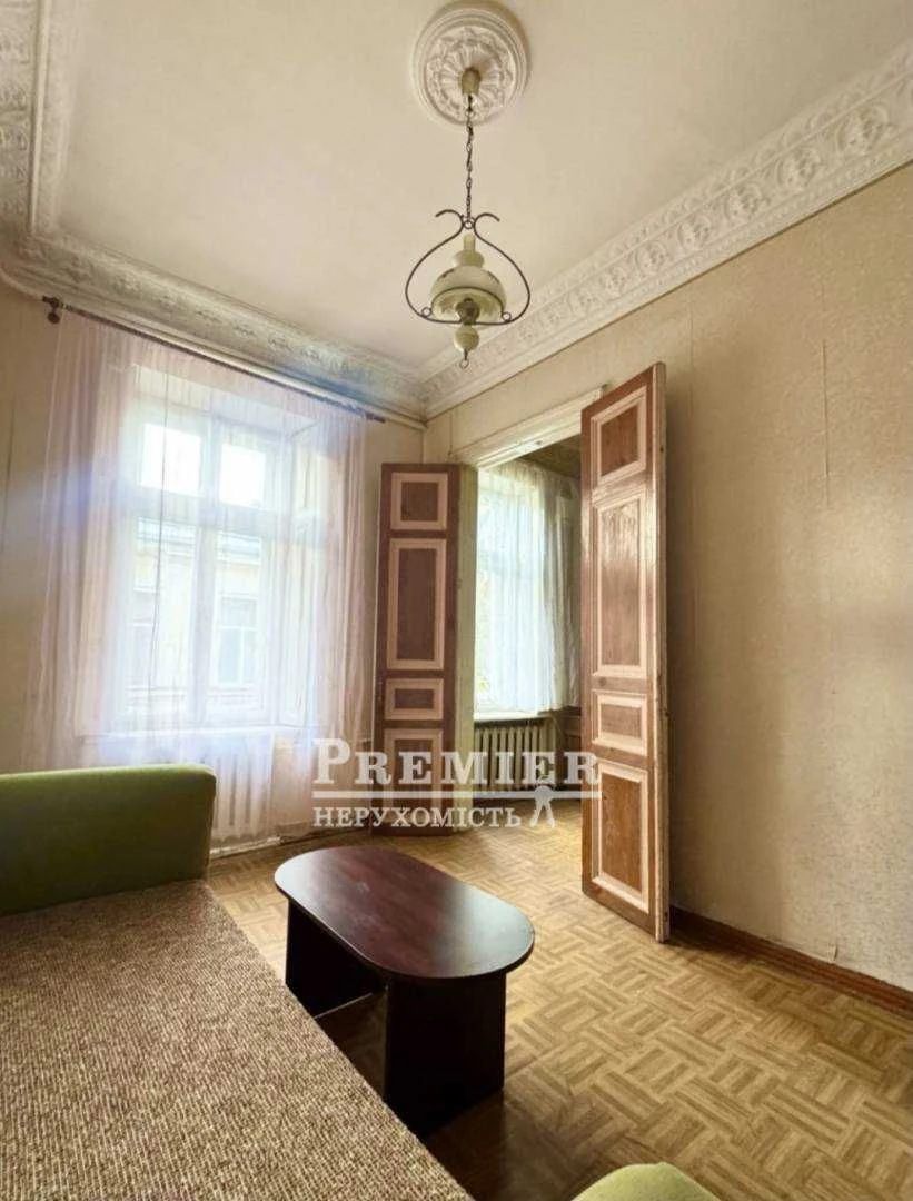 Продам  3-кімнатну квартиру загальною площею 60 м2 на вул. М