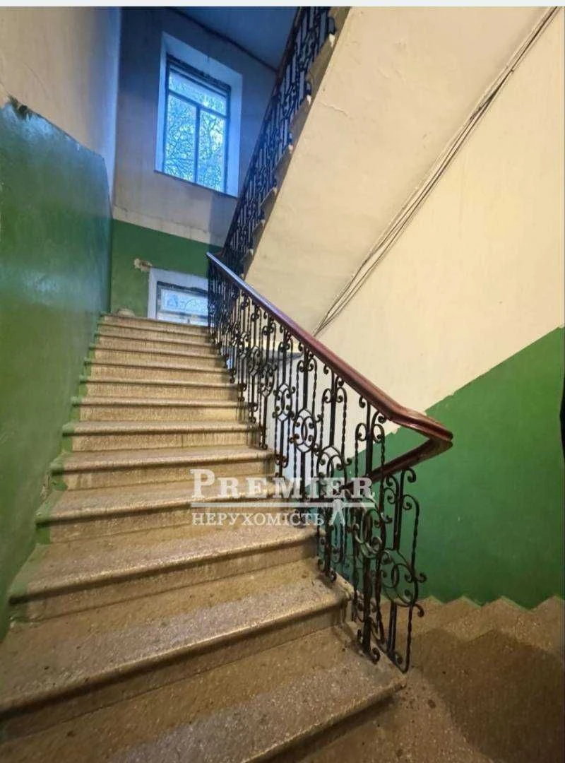 Продам  3-кімнатну квартиру загальною площею 60 м2 на вул. М