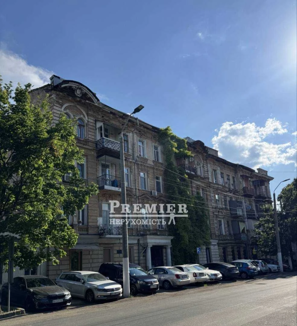 Продам  3-кімнатну квартиру загальною площею 60 м2 на вул. М
