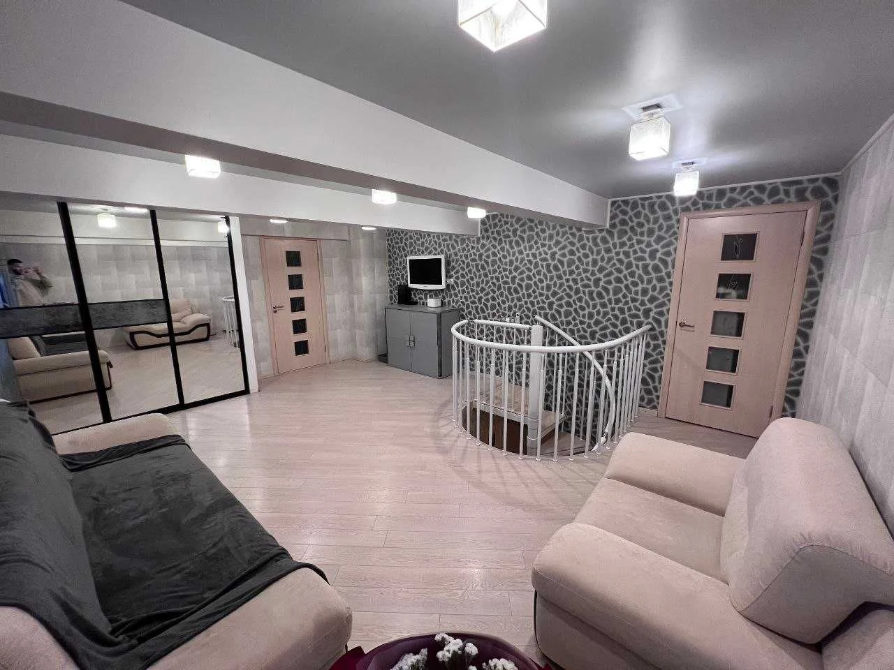 Продам 3 уровневую квартиру с мебелью и техникой (405312)