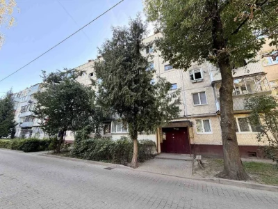 Продаж 4-кімнатної квартири в панельному будинку на вул. Кул