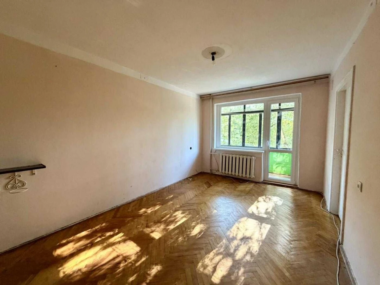 Продаж 4-кімнатної квартири в панельному будинку на вул. Кул