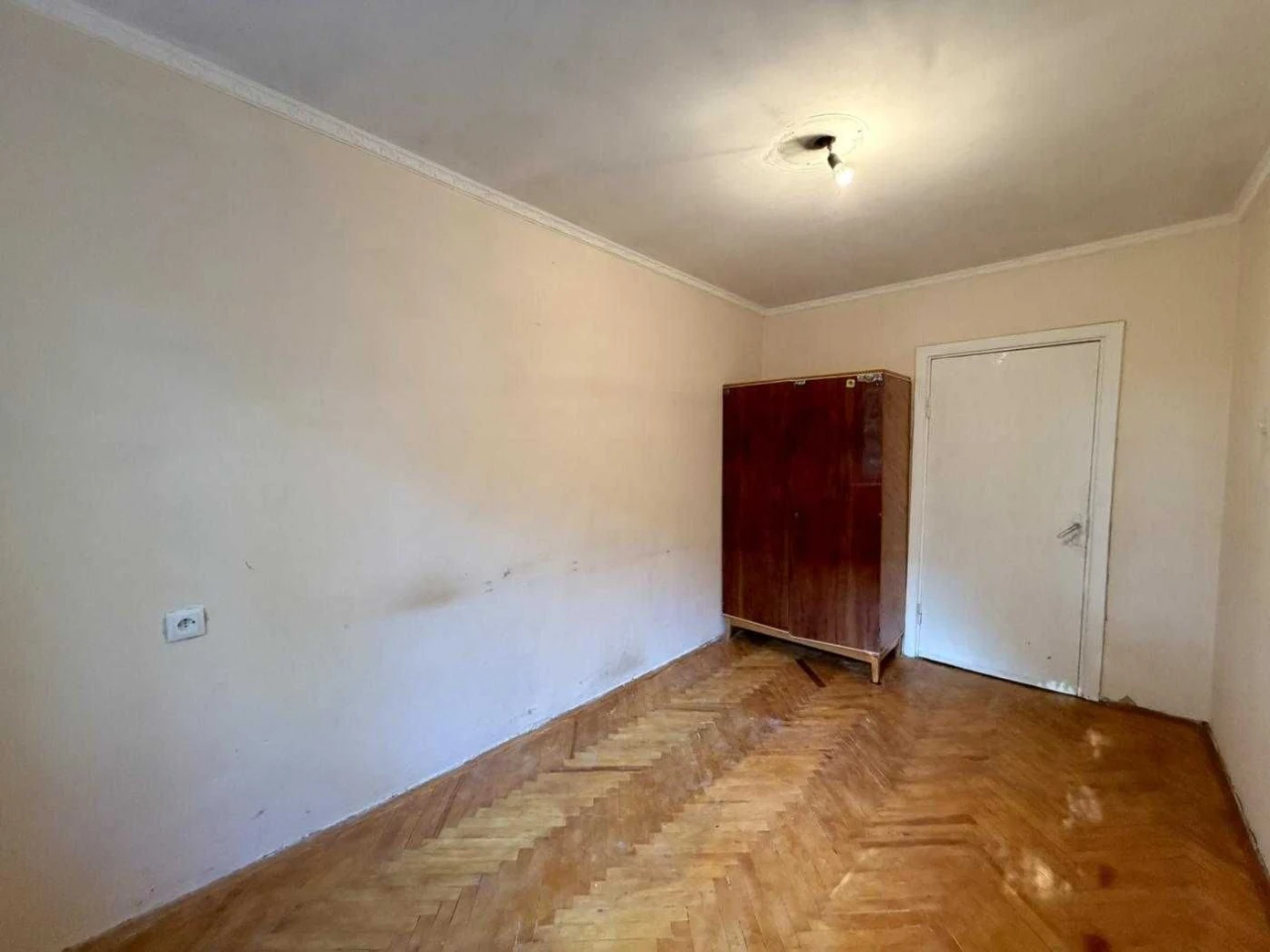 Продаж 4-кімнатної квартири в панельному будинку на вул. Кул