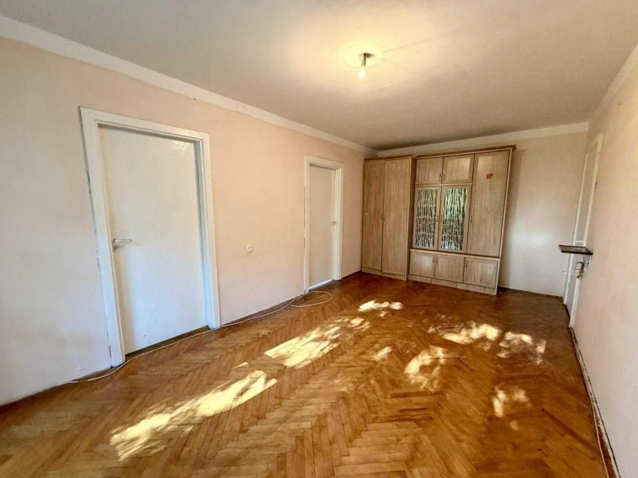 Продаж 4-кімнатної квартири в панельному будинку на вул. Кул