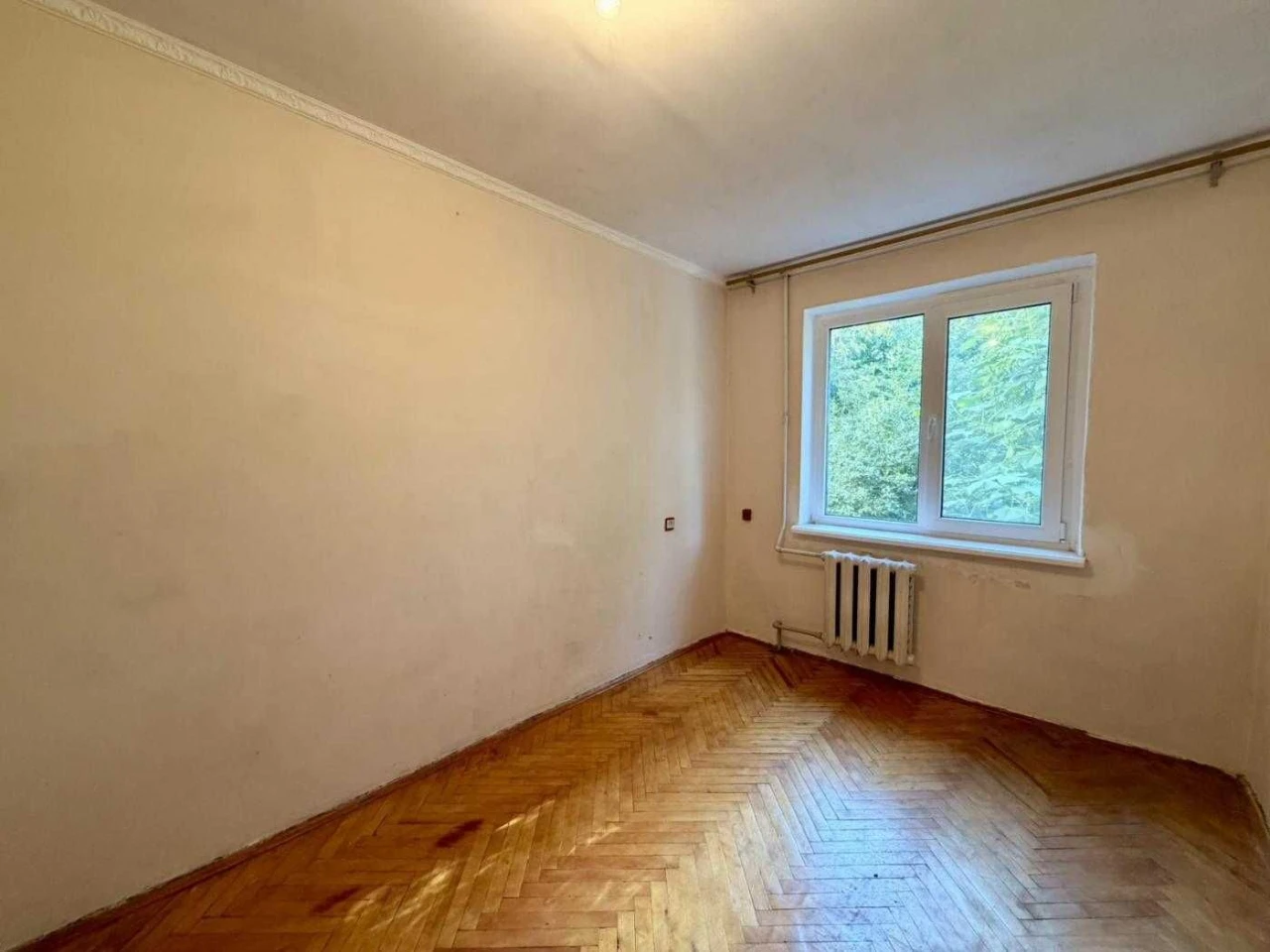 Продаж 4-кімнатної квартири в панельному будинку на вул. Кул