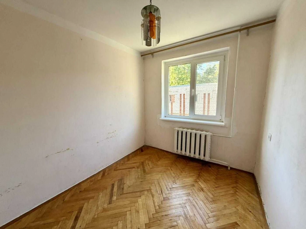 Продаж 4-кімнатної квартири в панельному будинку на вул. Кул